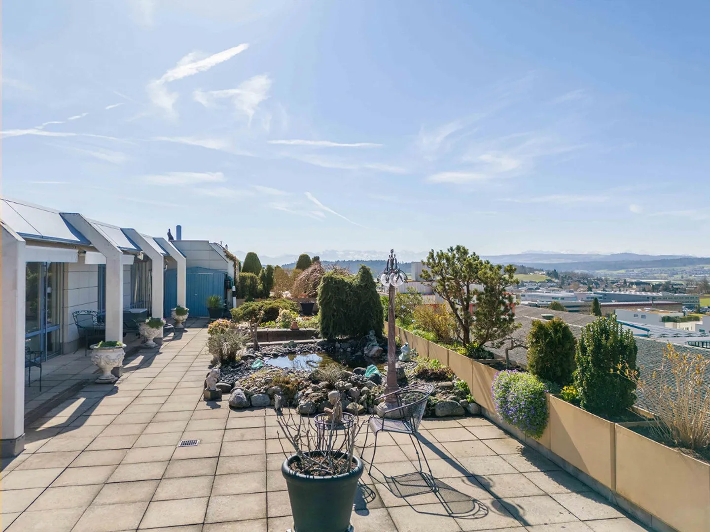 Grande terrasse avec beaucoup de confidentialité et vue sur les Alpes - Photo 10 sur 12