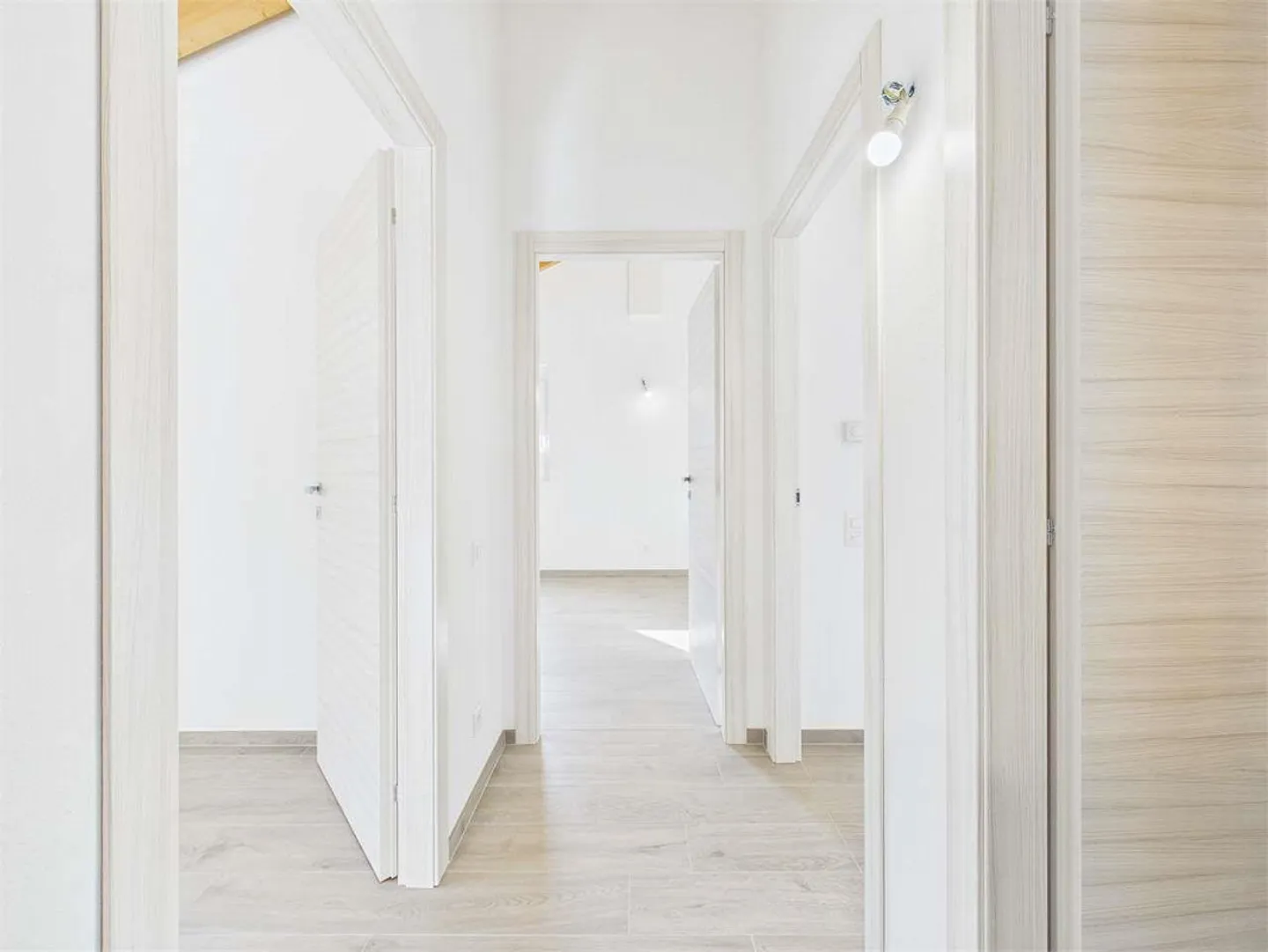 New villa immersed in greenery in Sant'Antonino - Photo 6 of 13