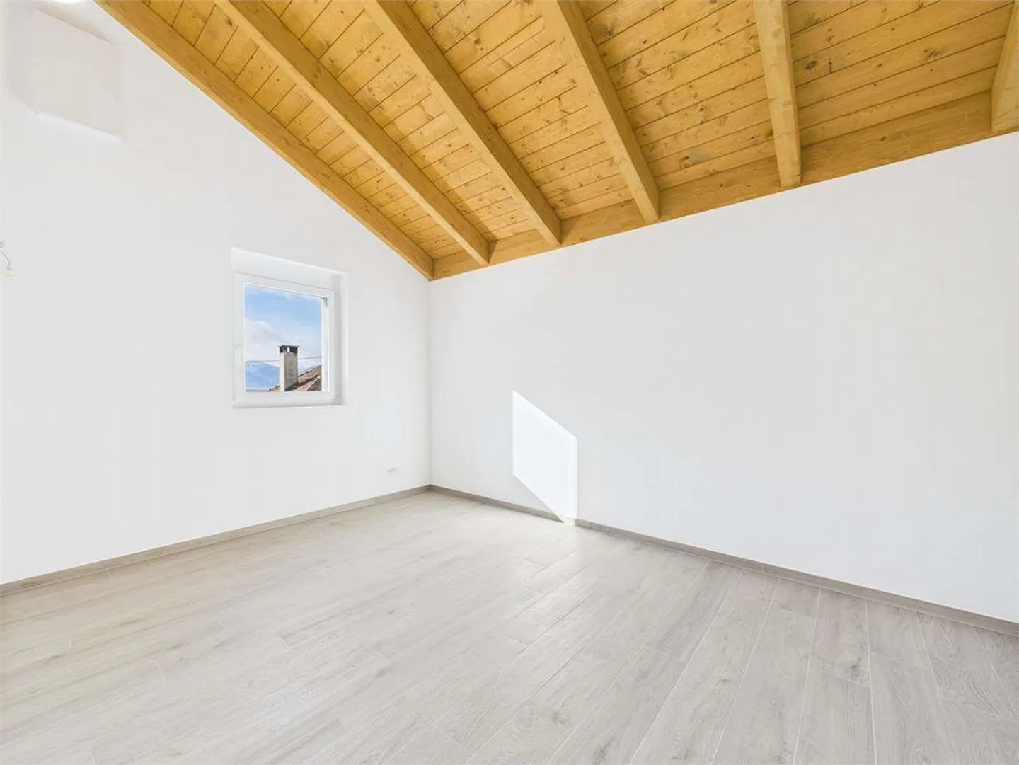 New villa immersed in greenery in Sant'Antonino - Photo 7 of 13