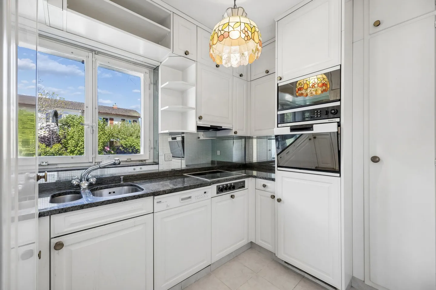 Characterful semi-detached single-family house with room for new concepts - Photo 3 of 14
