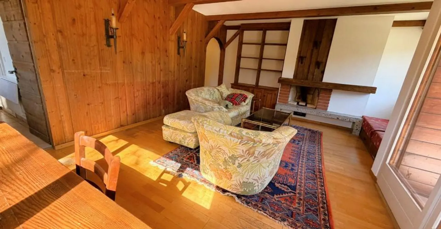 Renovated 3.5-room apartment (wall and ceiling paintings) - Spacious and bright - Ideal location - Quiet place - Beautiful view of the golf course - Photo 3 of 17
