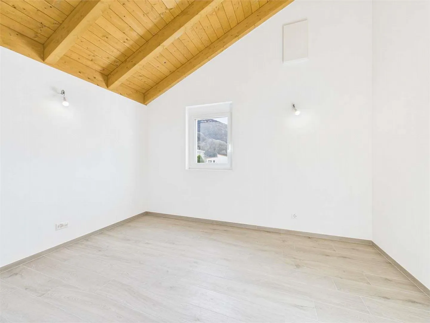 New villa immersed in greenery in Sant'Antonino - Photo 8 of 13