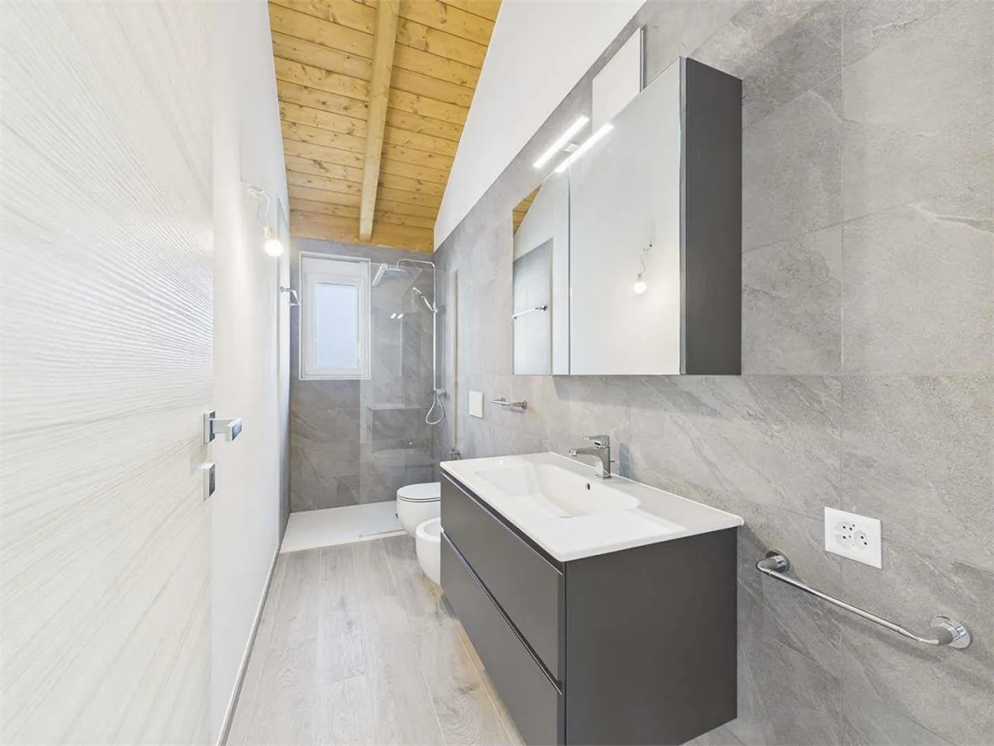 New villa immersed in greenery in Sant'Antonino - Photo 10 of 13