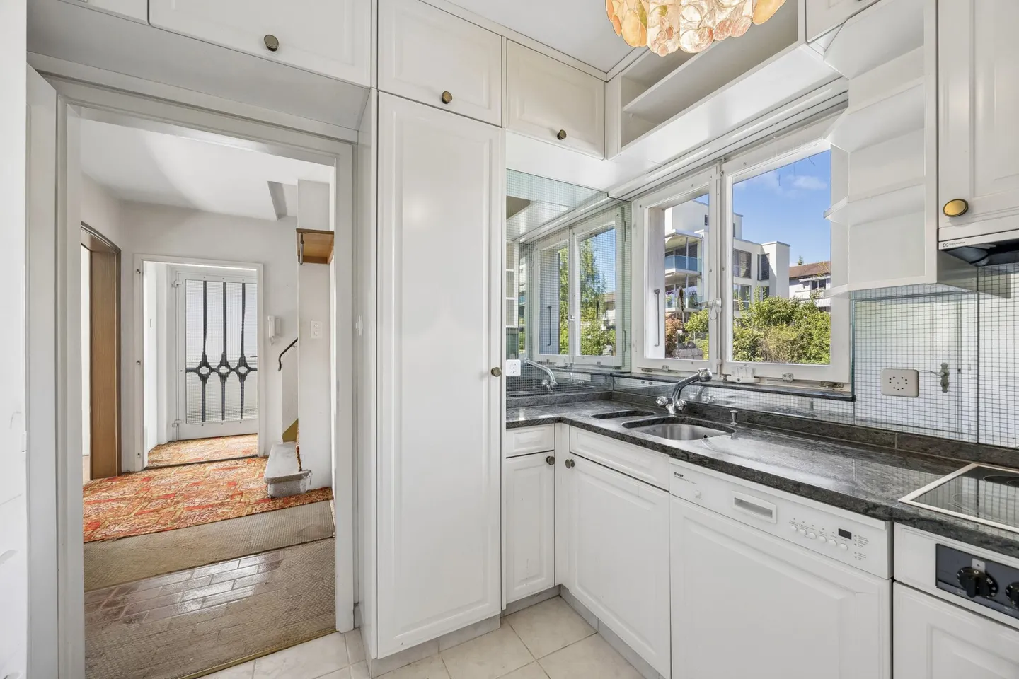 Characterful semi-detached single-family house with room for new concepts - Photo 4 of 14