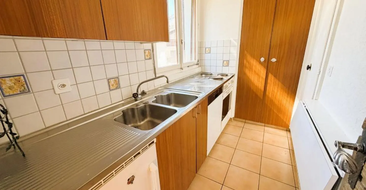 Renovated 3.5-room apartment (wall and ceiling paintings) - Spacious and bright - Ideal location - Quiet place - Beautiful view of the golf course - Photo 5 of 17