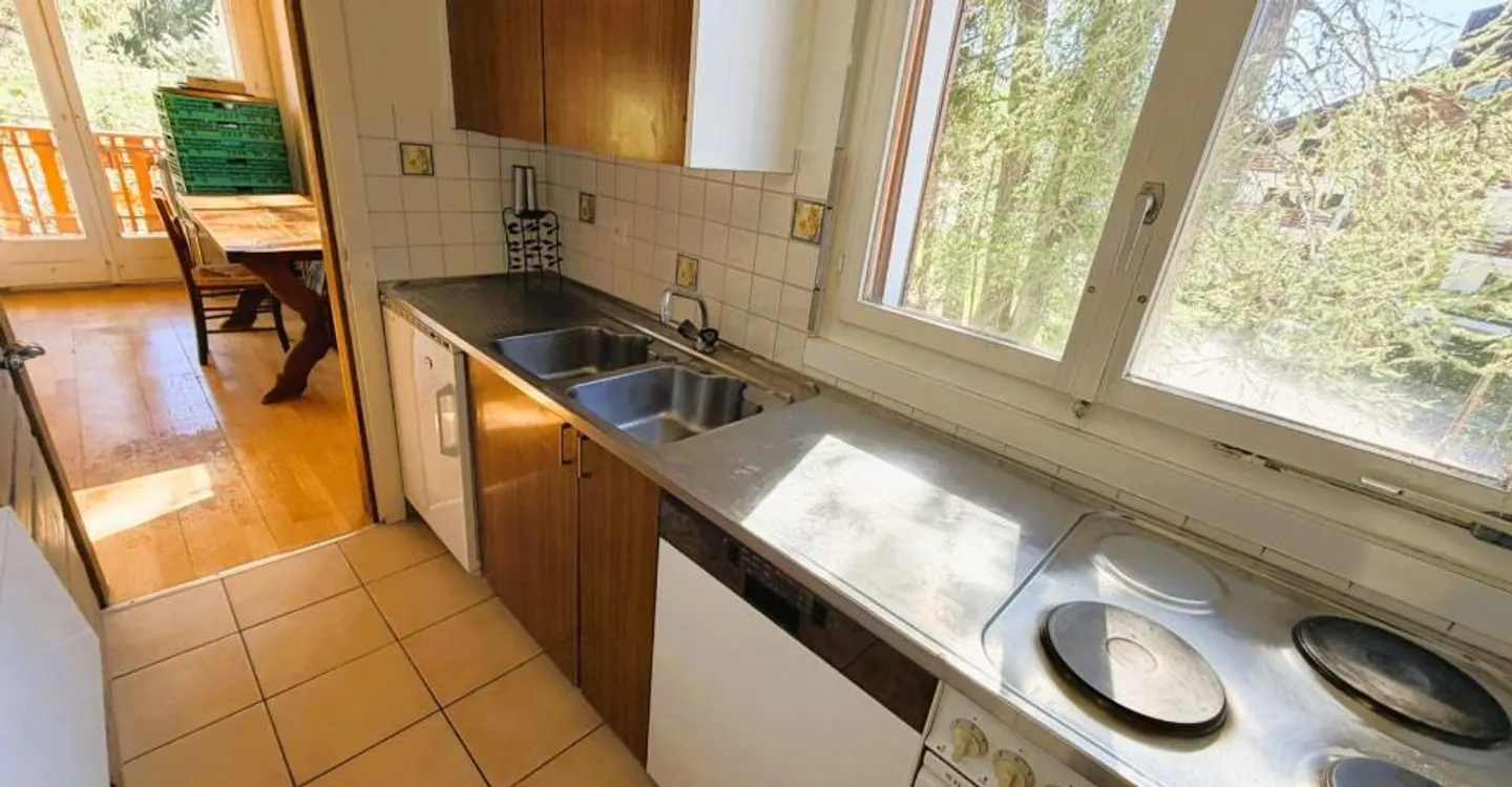 Renovated 3.5-room apartment (wall and ceiling paintings) - Spacious and bright - Ideal location - Quiet place - Beautiful view of the golf course - Photo 6 of 17