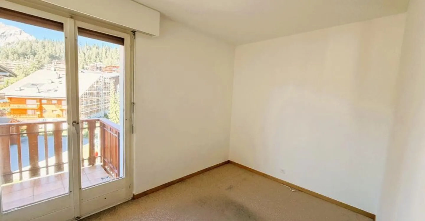 Renovated 3.5-room apartment (wall and ceiling paintings) - Spacious and bright - Ideal location - Quiet place - Beautiful view of the golf course - Photo 10 of 17