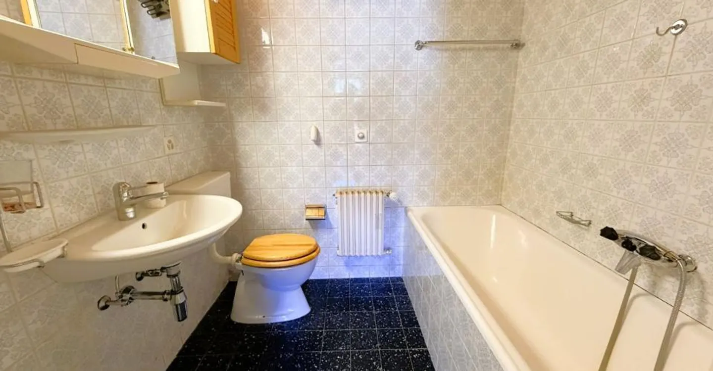 Renovated 3.5-room apartment (wall and ceiling paintings) - Spacious and bright - Ideal location - Quiet place - Beautiful view of the golf course - Photo 11 of 17