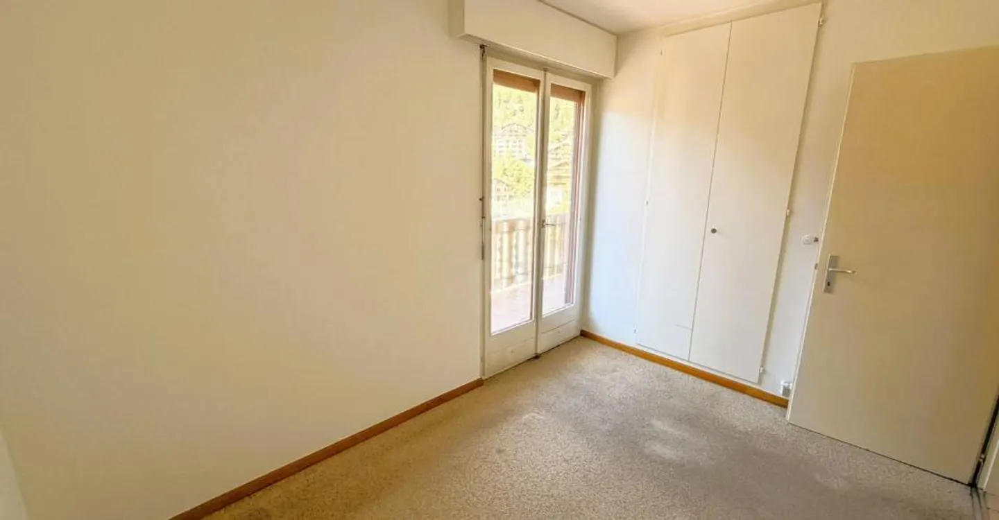 Renovated 3.5-room apartment (wall and ceiling paintings) - Spacious and bright - Ideal location - Quiet place - Beautiful view of the golf course - Photo 7 of 17