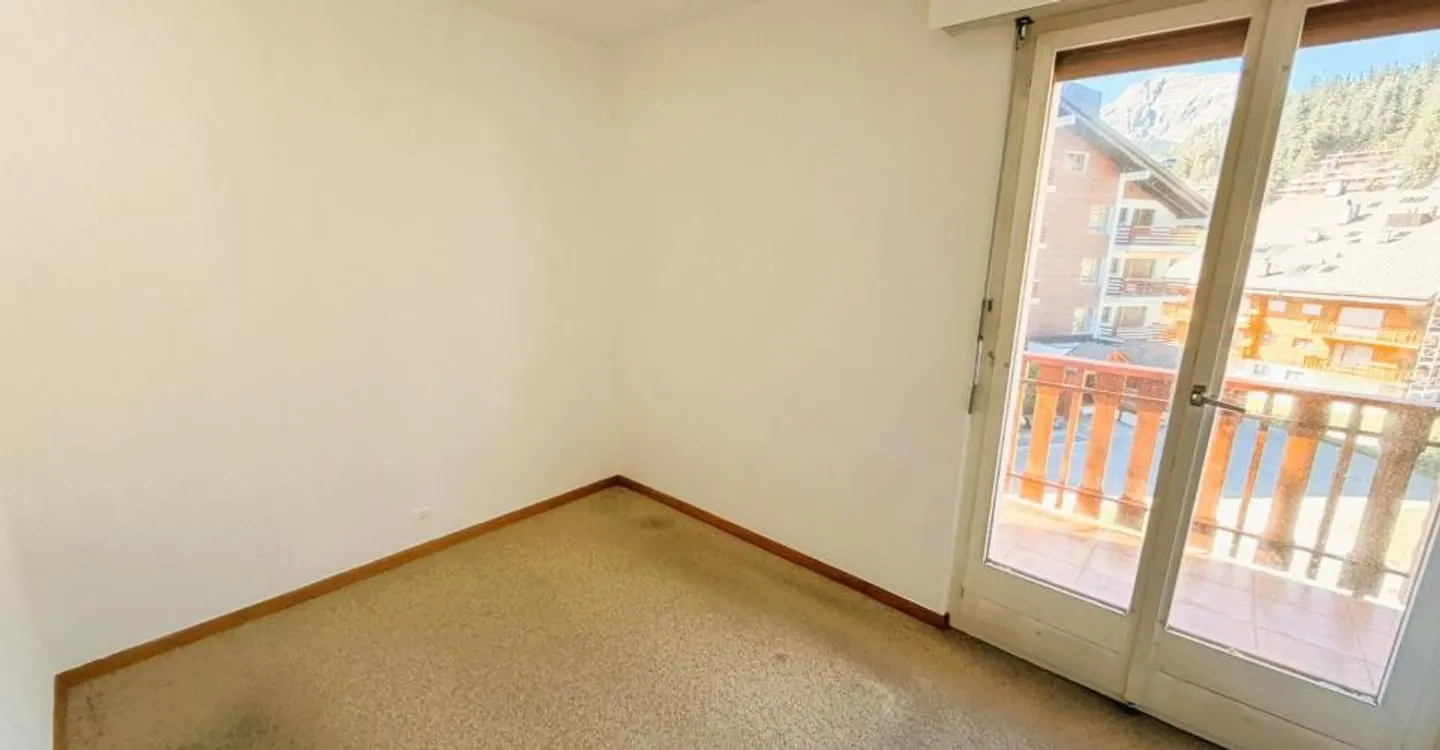 Renovated 3.5-room apartment (wall and ceiling paintings) - Spacious and bright - Ideal location - Quiet place - Beautiful view of the golf course - Photo 8 of 17