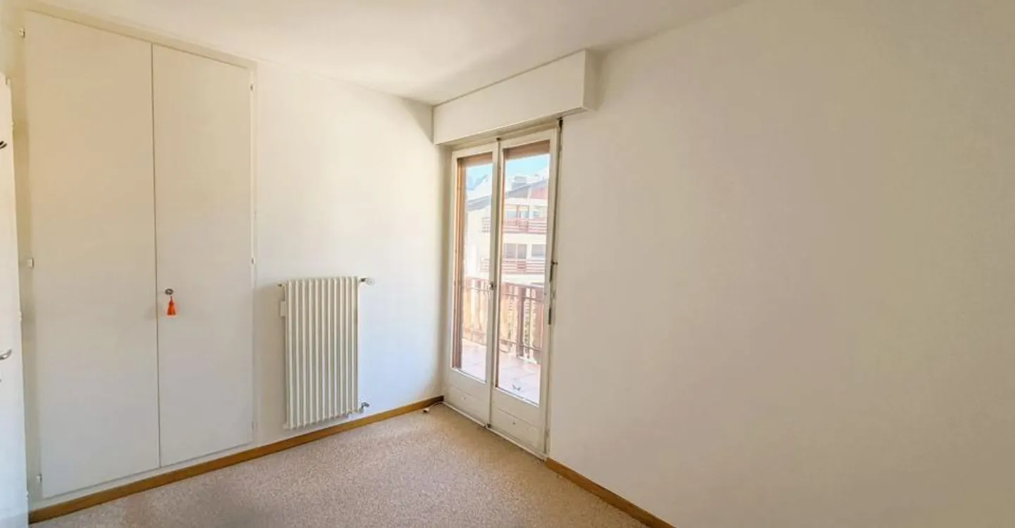 Renovated 3.5-room apartment (wall and ceiling paintings) - Spacious and bright - Ideal location - Quiet place - Beautiful view of the golf course - Photo 9 of 17