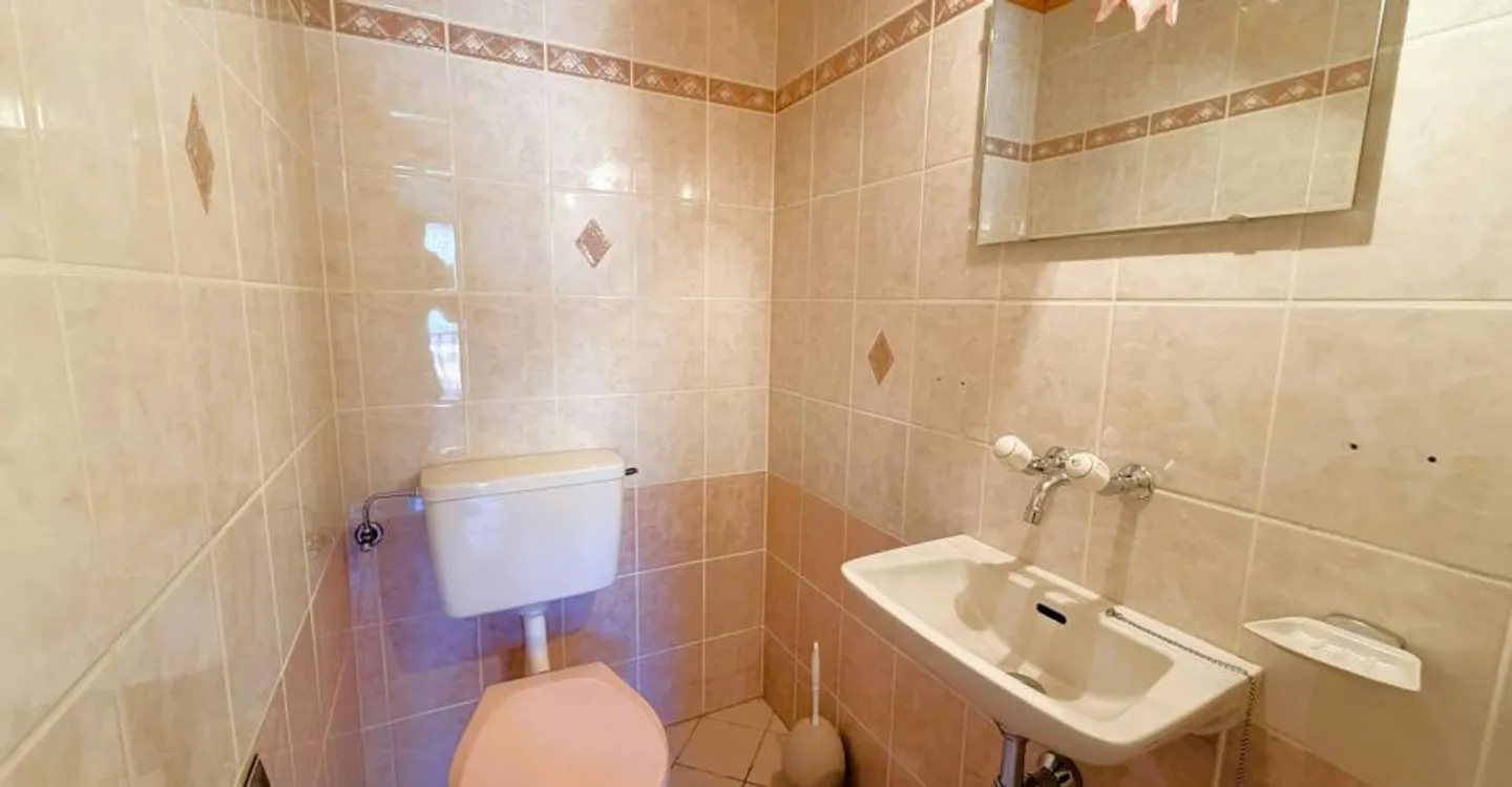 Renovated 3.5-room apartment (wall and ceiling paintings) - Spacious and bright - Ideal location - Quiet place - Beautiful view of the golf course - Photo 12 of 17