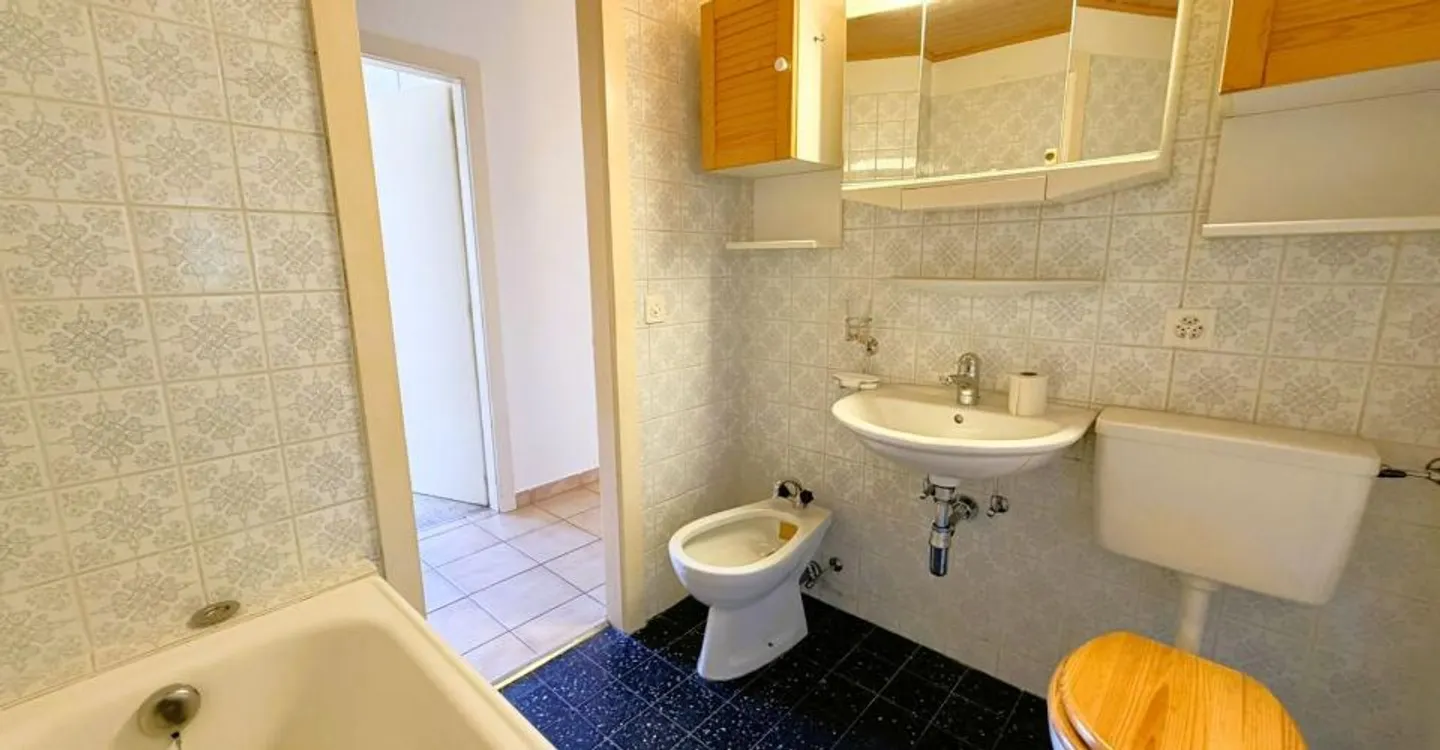 Renovated 3.5-room apartment (wall and ceiling paintings) - Spacious and bright - Ideal location - Quiet place - Beautiful view of the golf course - Photo 13 of 17