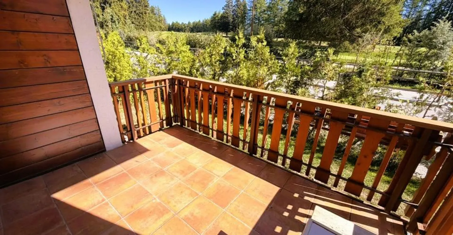 Renovated 3.5-room apartment (wall and ceiling paintings) - Spacious and bright - Ideal location - Quiet place - Beautiful view of the golf course - Photo 14 of 17