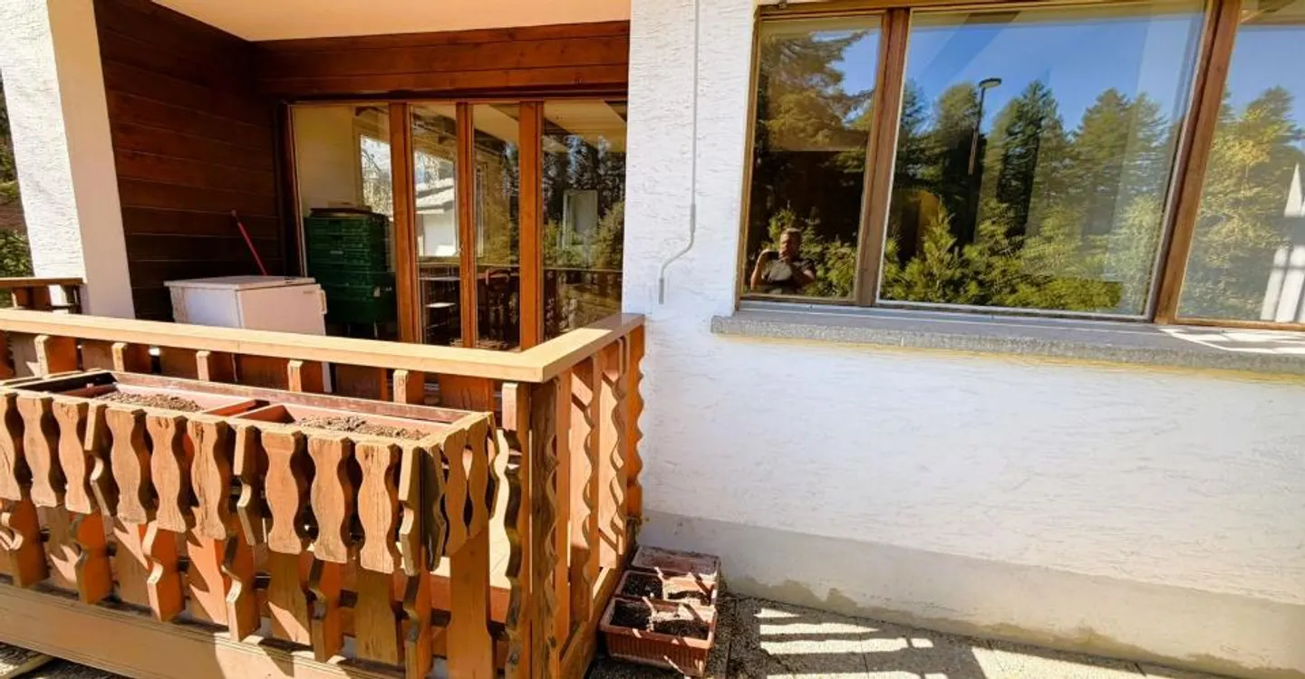 Renovated 3.5-room apartment (wall and ceiling paintings) - Spacious and bright - Ideal location - Quiet place - Beautiful view of the golf course - Photo 15 of 17