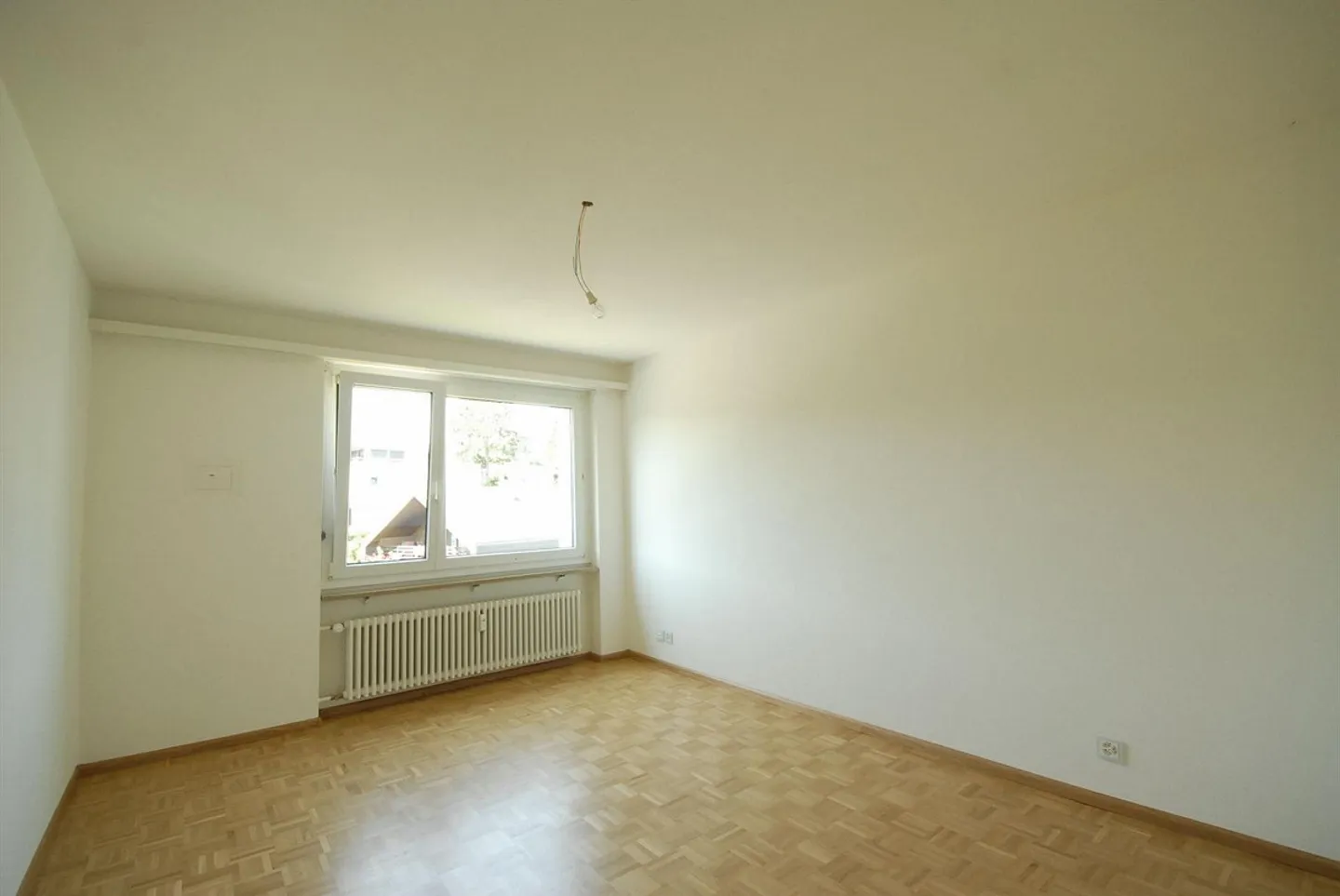 Bright 4-room apartment with large balcony in Oberwil for sale - Photo 9 of 13