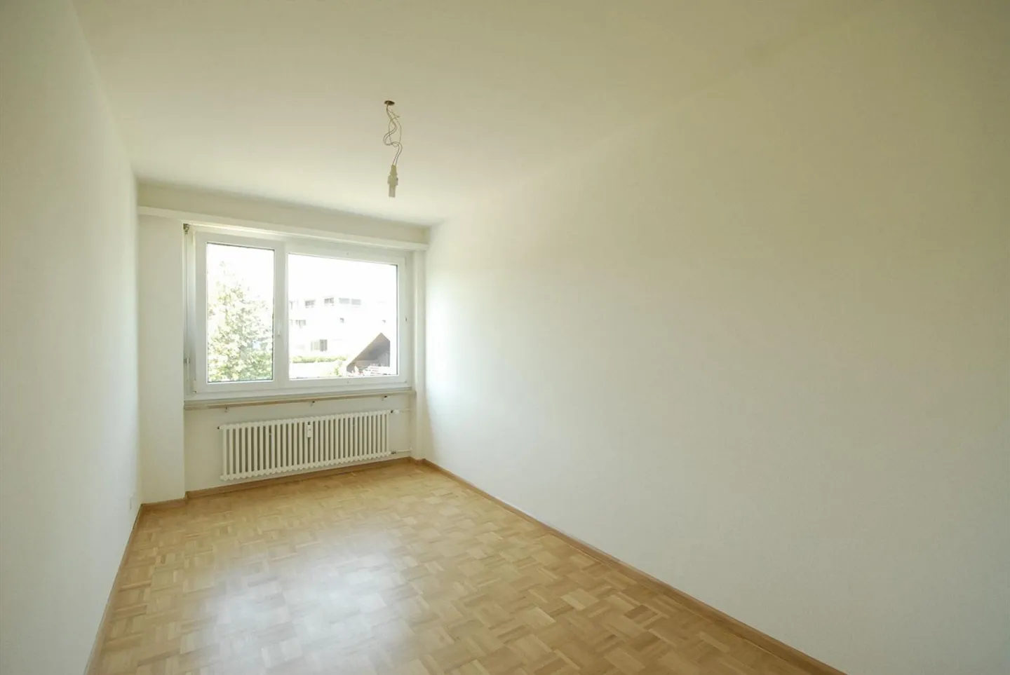 Bright 4-room apartment with large balcony in Oberwil for sale - Photo 10 of 13