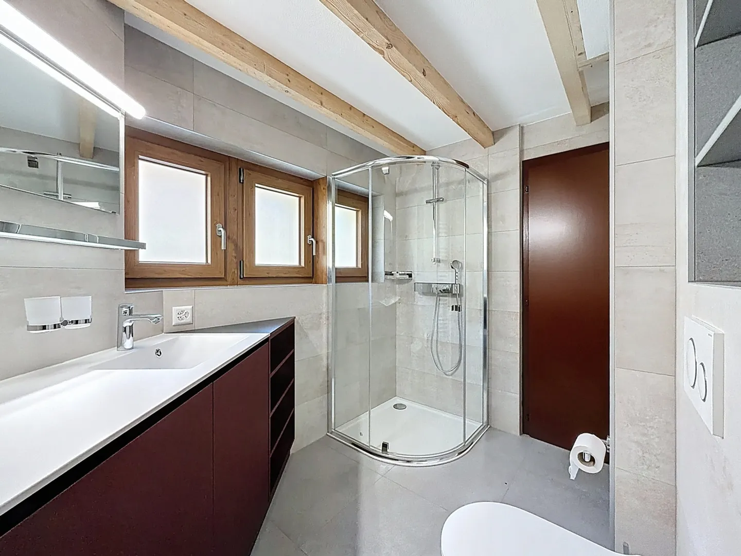 Sous les toits, le confort et la lumière ! - Photo 8 sur 15