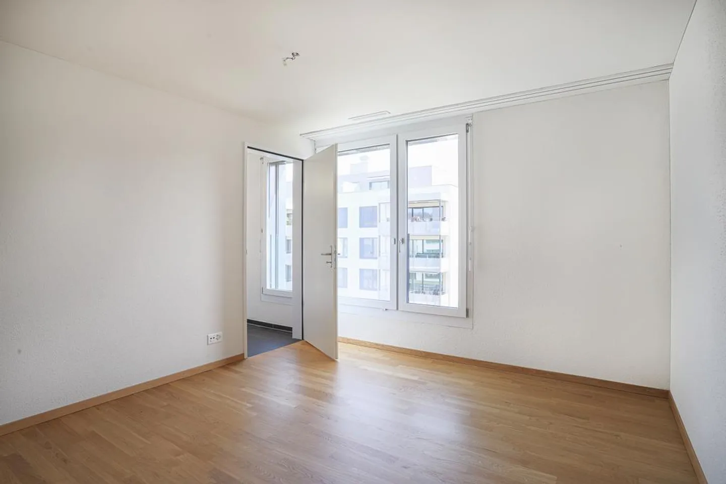 Moderno appartamento di 3.5 locali con ampio balcone in affitto - Foto 3 di 10