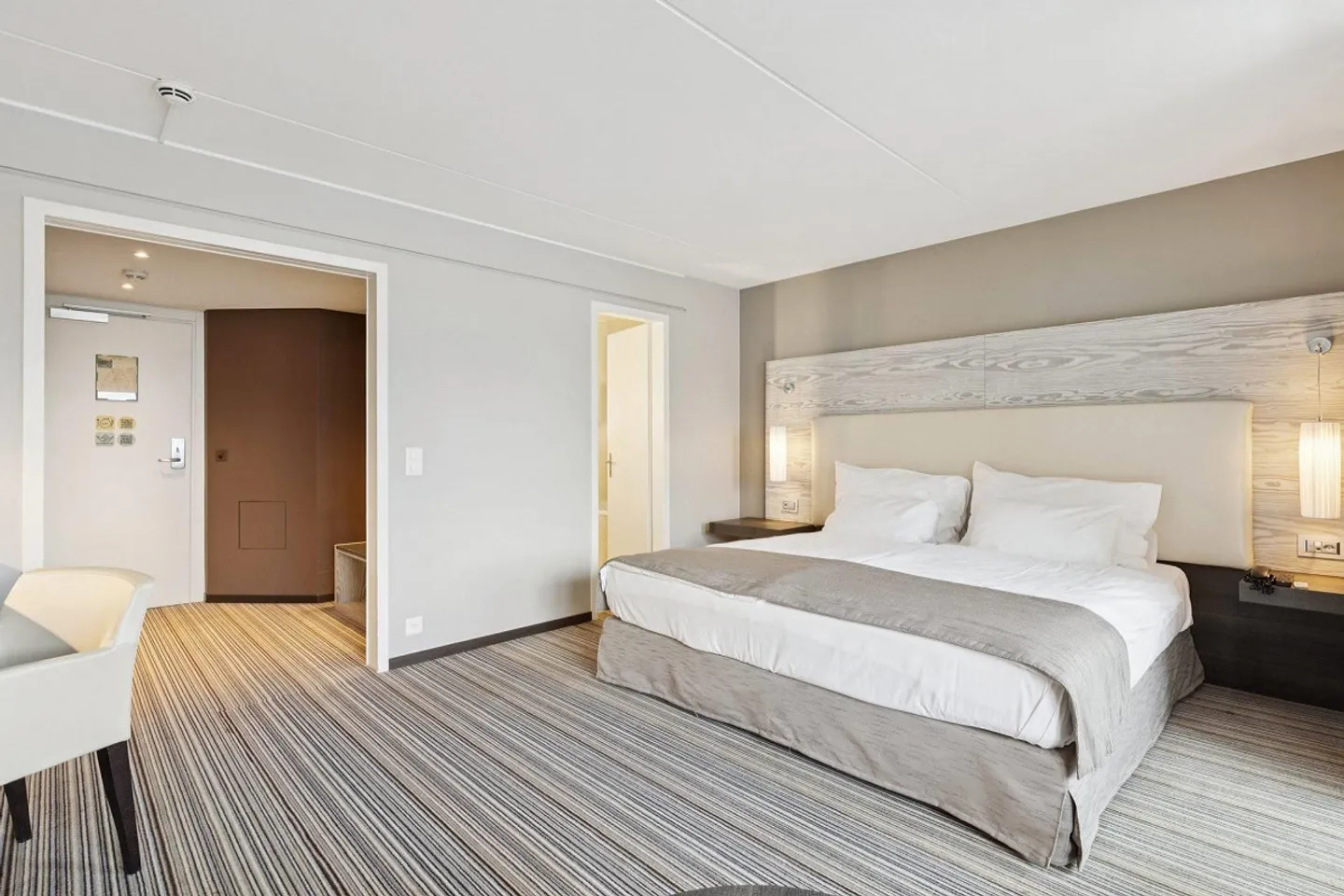 HOTEL ROOM INVESTMENT IN MONTREUX - NO SELF-USE - Photo 4 of 5