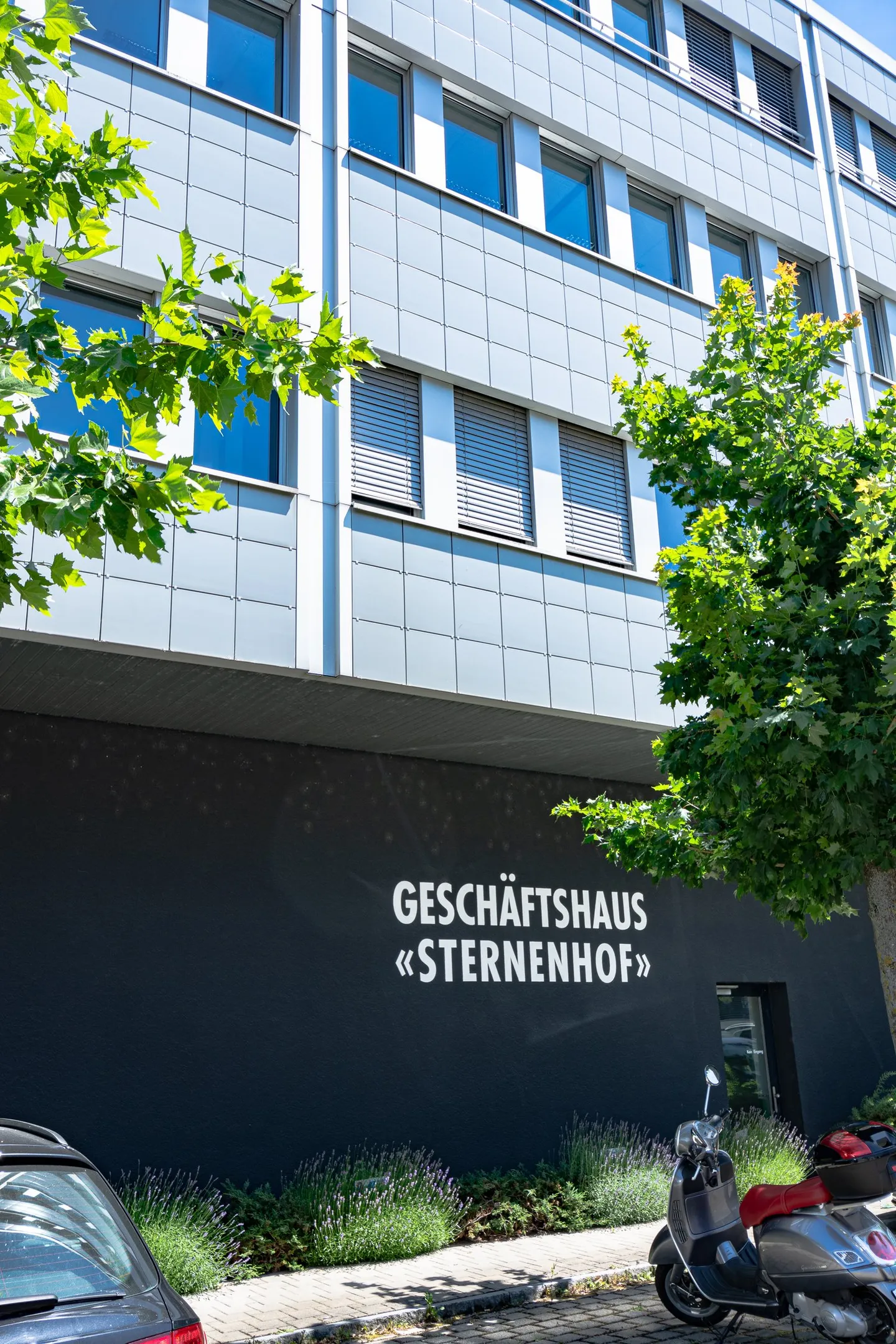 Freshly renovated office spaces 160 m² & 250 m² - Photo 1 of 8