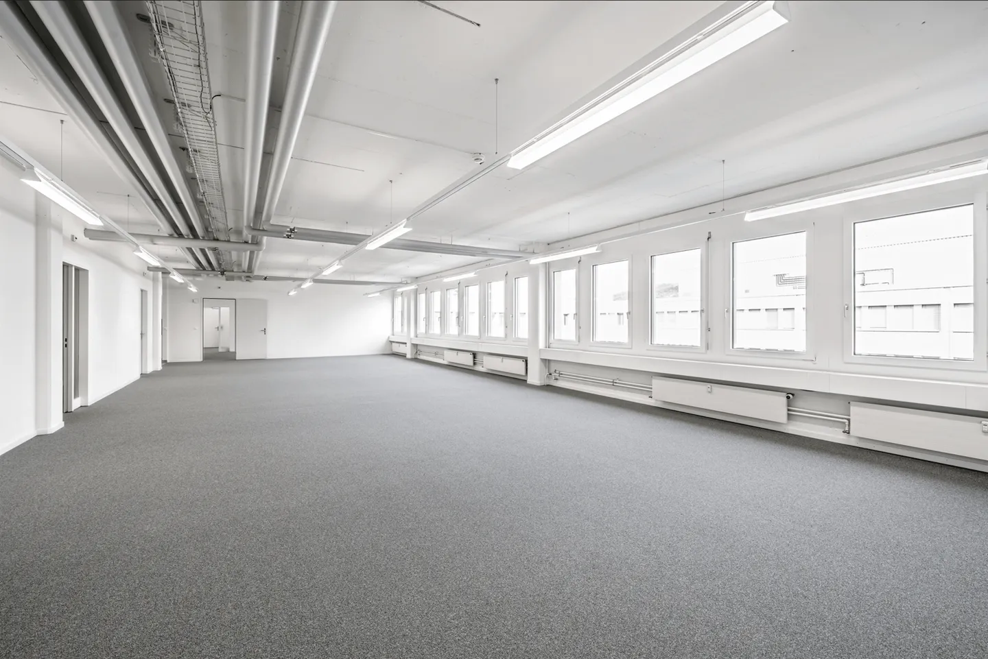 Freshly renovated office spaces 160 m² & 250 m² - Photo 2 of 8