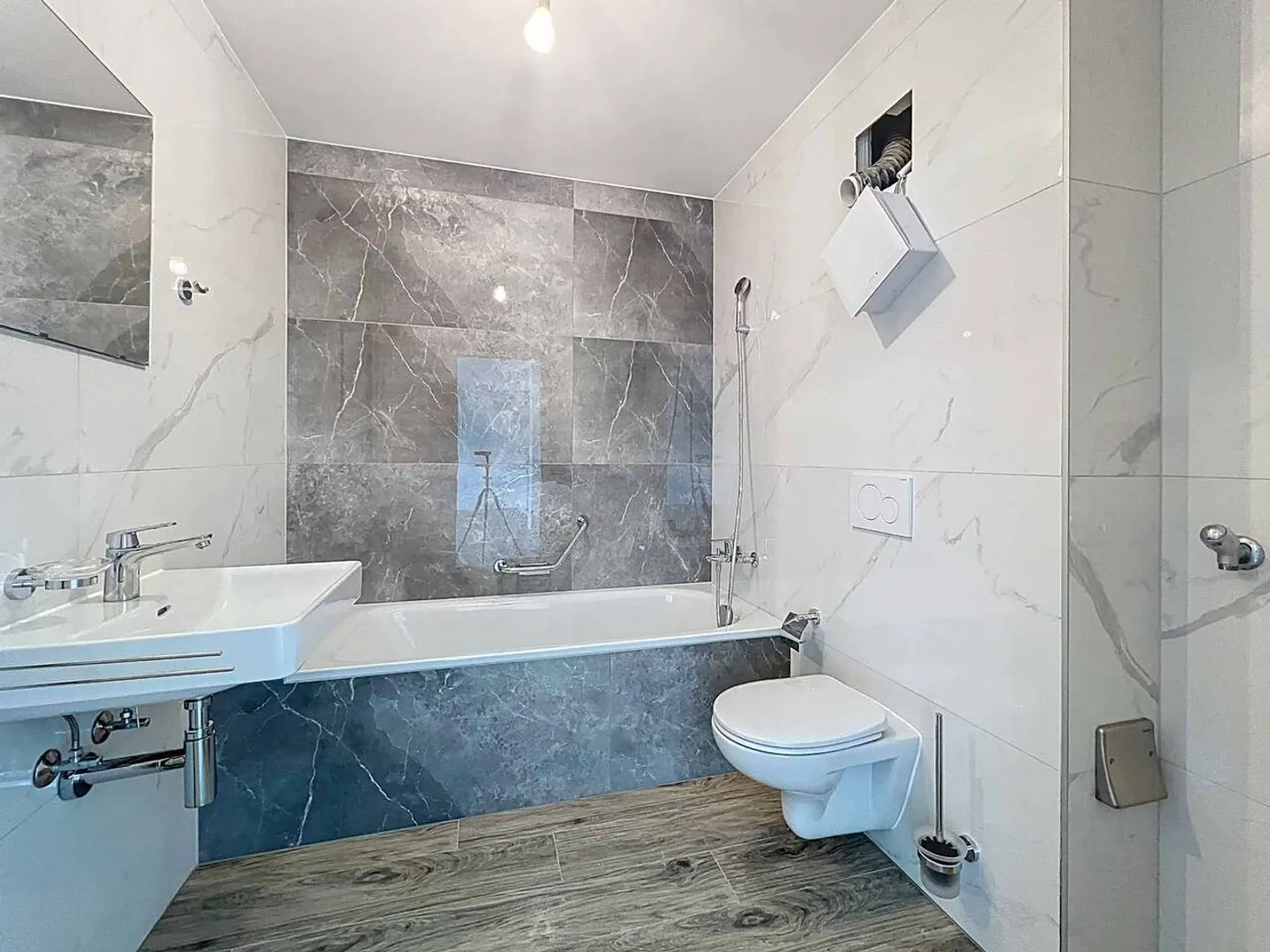 Spacious 2.5-room apartment of 67m² like new - Photo 2 of 5
