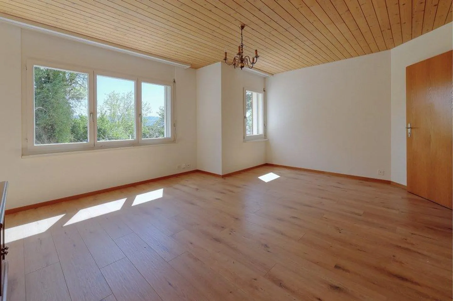 Beaucoup d'espace, beaucoup de potentiel - Maison individuelle de 9½ pièces dans un endroit calme à Bolligen - Photo 12 sur 13