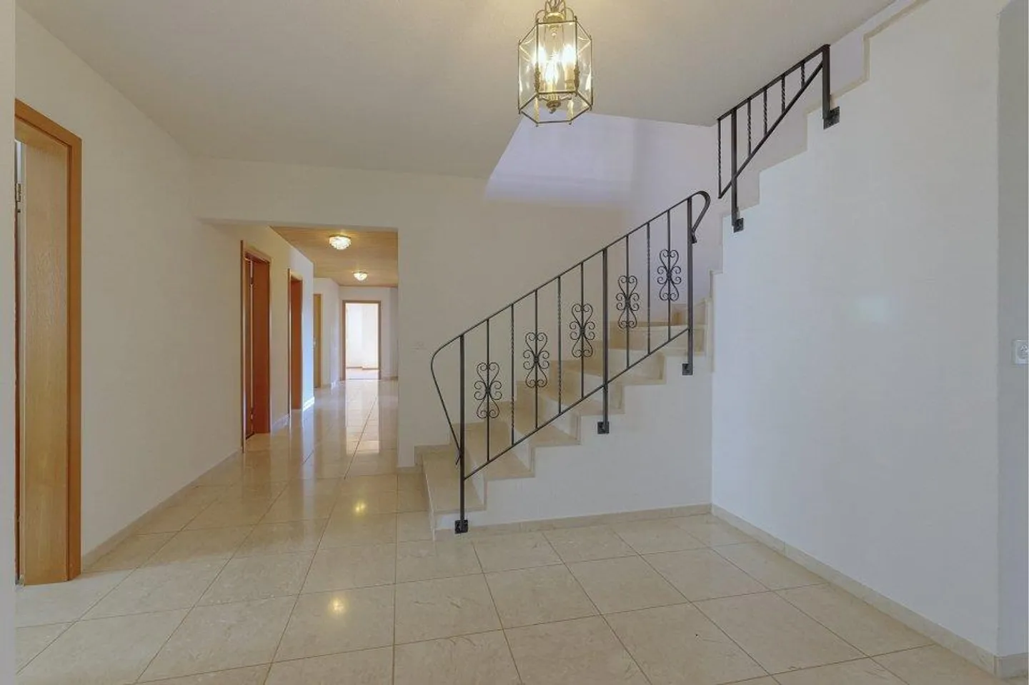 Beaucoup d'espace, beaucoup de potentiel - Maison individuelle de 9½ pièces dans un endroit calme à Bolligen - Photo 8 sur 13