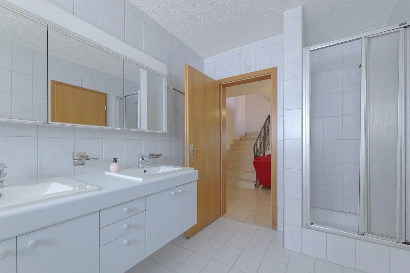 Beaucoup d'espace, beaucoup de potentiel - Maison individuelle de 9½ pièces dans un endroit calme à Bolligen - Photo 9 sur 13