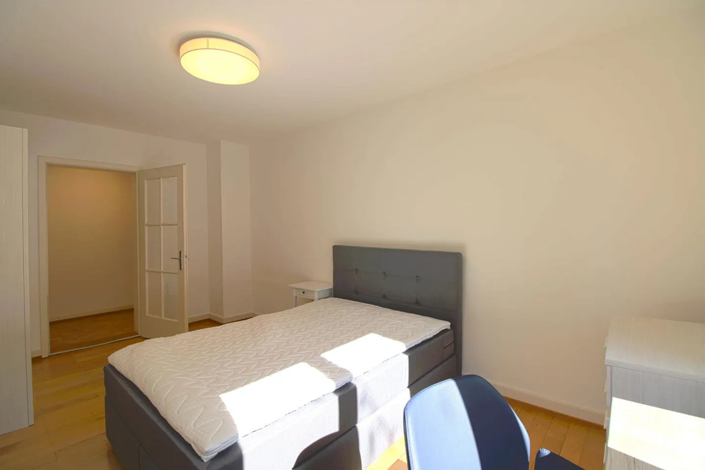 Furnished room in modernised apartment in a top location - Photo 3 of 10