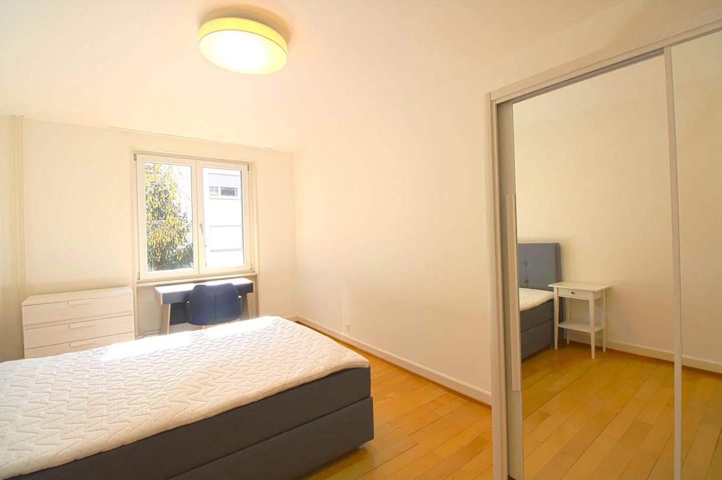 Furnished room in modernised apartment in a top location - Photo 1 of 10