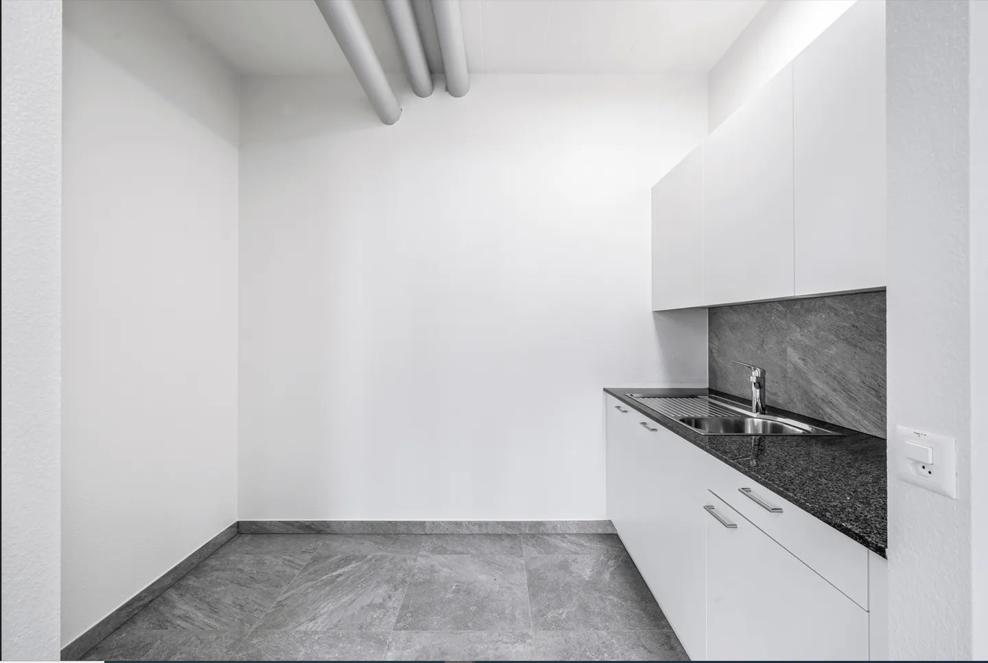 Freshly renovated office spaces 160 m² & 250 m² - Photo 3 of 8