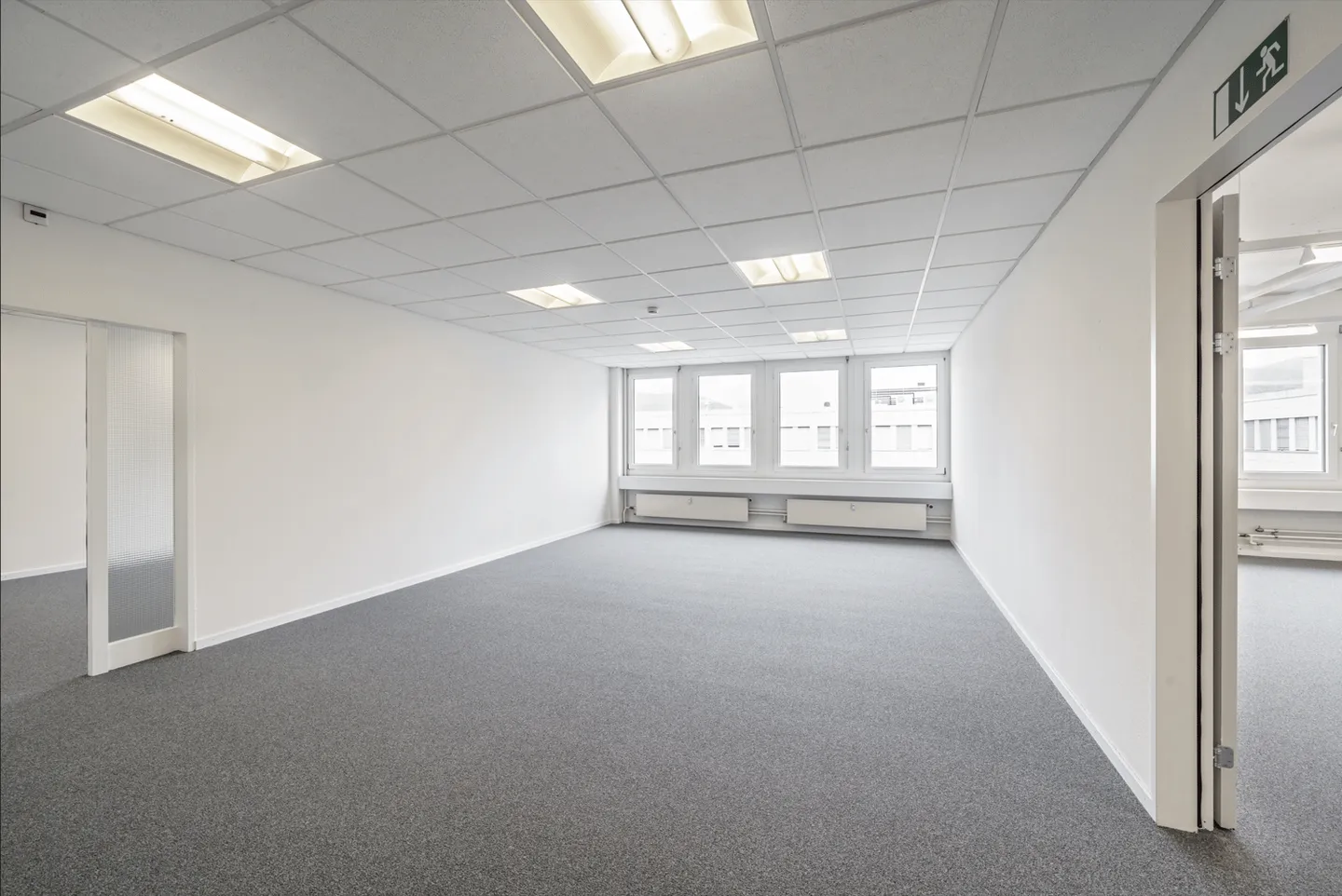 Freshly renovated office spaces 160 m² & 250 m² - Photo 4 of 8