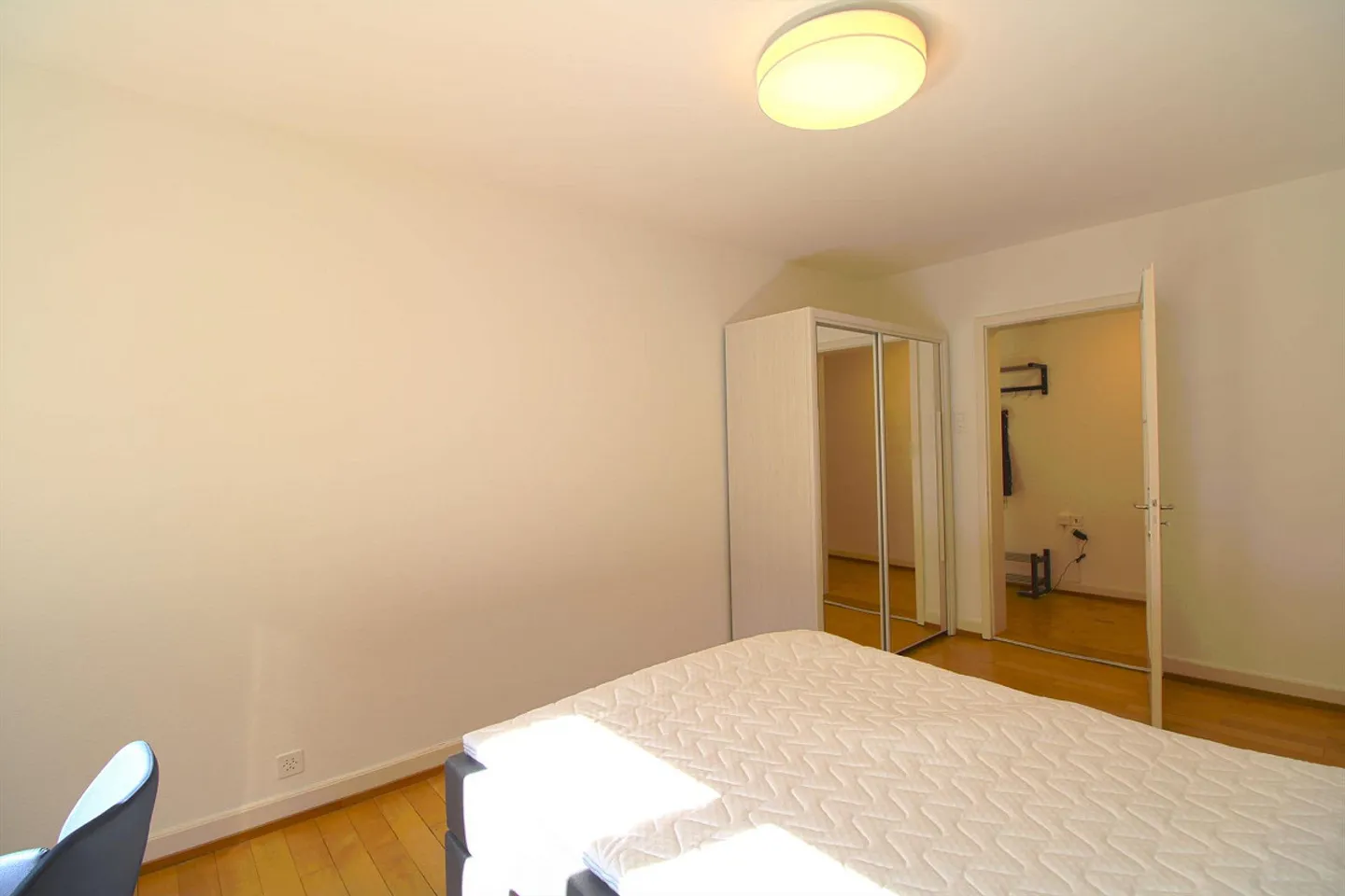 Furnished room in modernised apartment in a top location - Photo 4 of 10