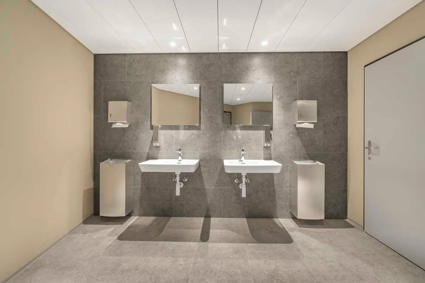 Freshly renovated office spaces 160 m² & 250 m² - Photo 5 of 8