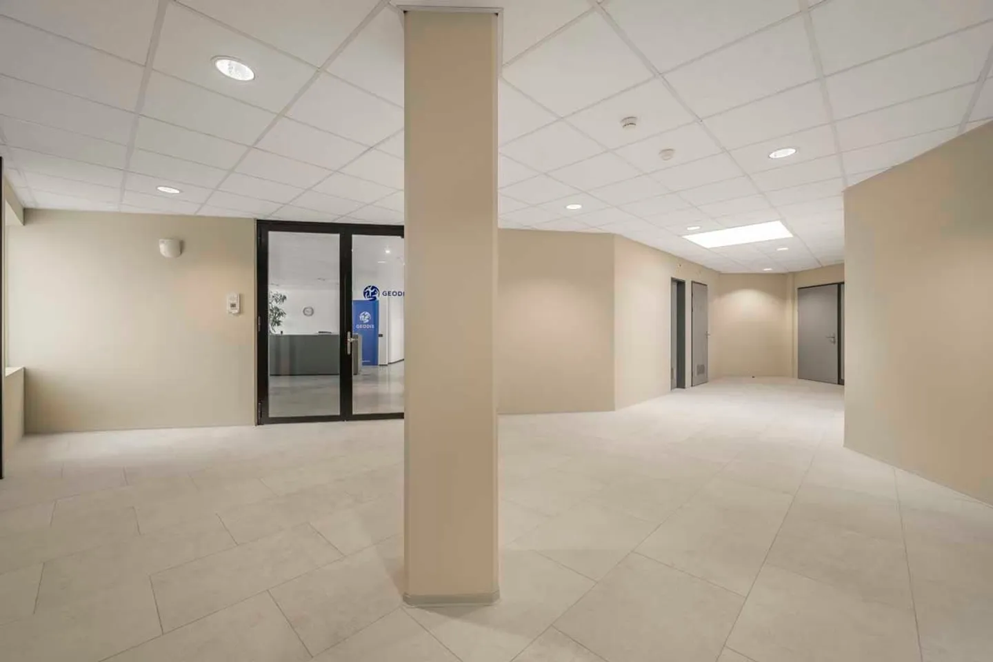 Freshly renovated office spaces 160 m² & 250 m² - Photo 6 of 8