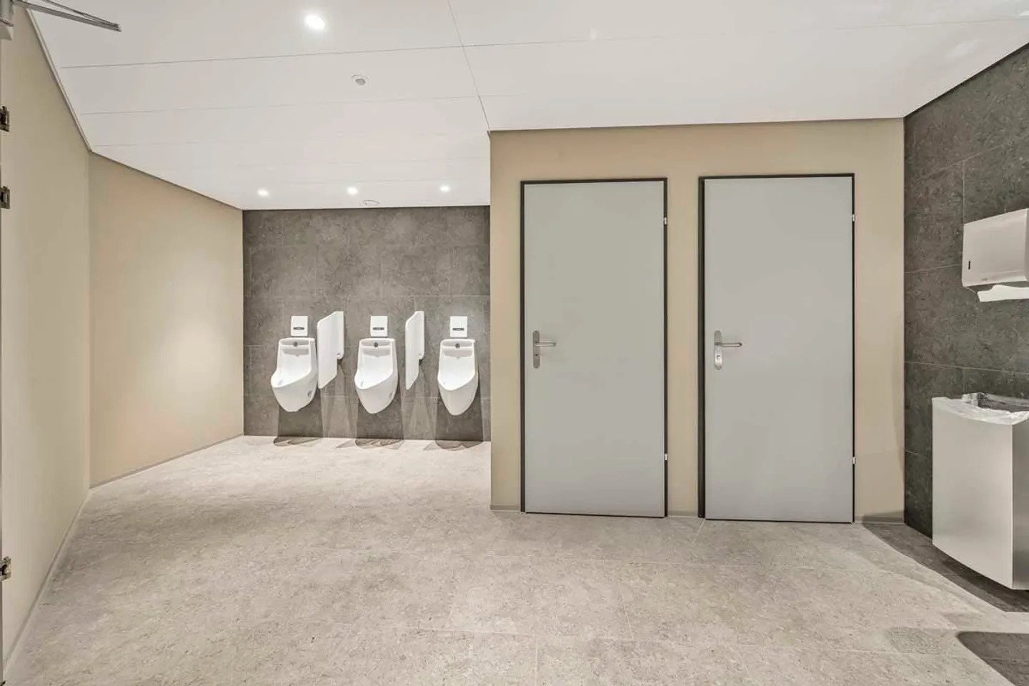 Freshly renovated office spaces 160 m² & 250 m² - Photo 7 of 8