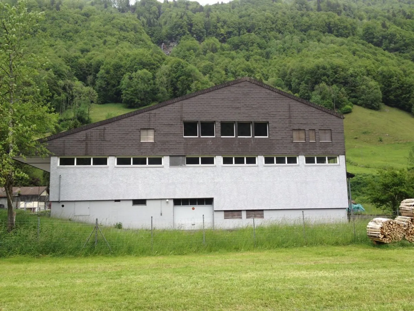 Locaux commerciaux, espaces de stockage et places de parking à louer - Photo 2 sur 9