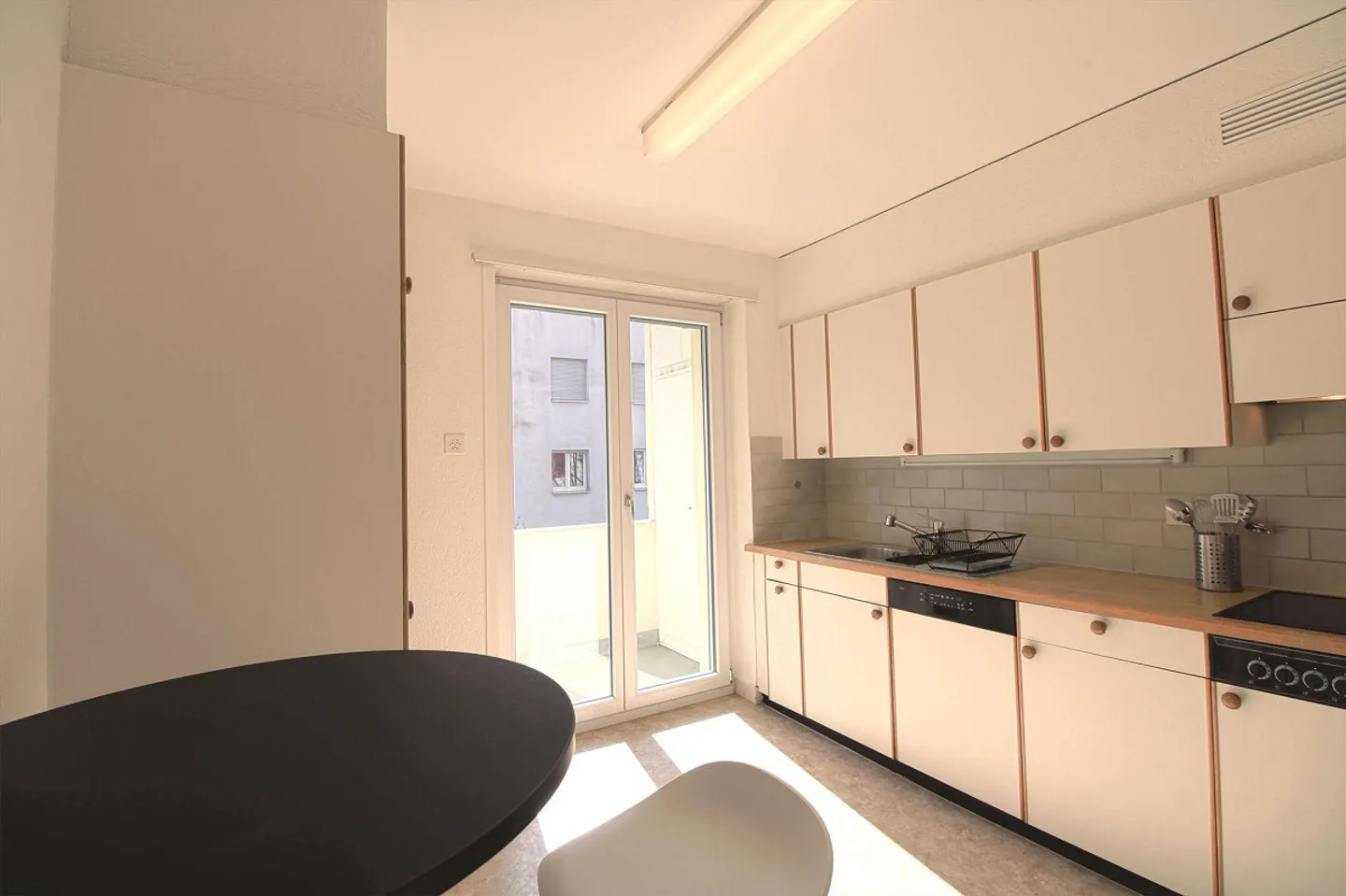 Furnished room in modernised apartment in a top location - Photo 8 of 10