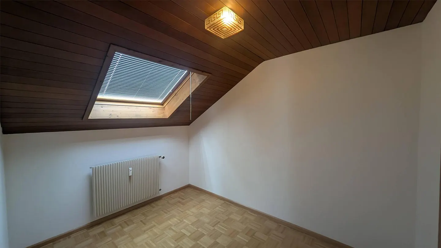 Appartement sous les combles charmant avec cheminée et balcon vitré - Photo 3 sur 7