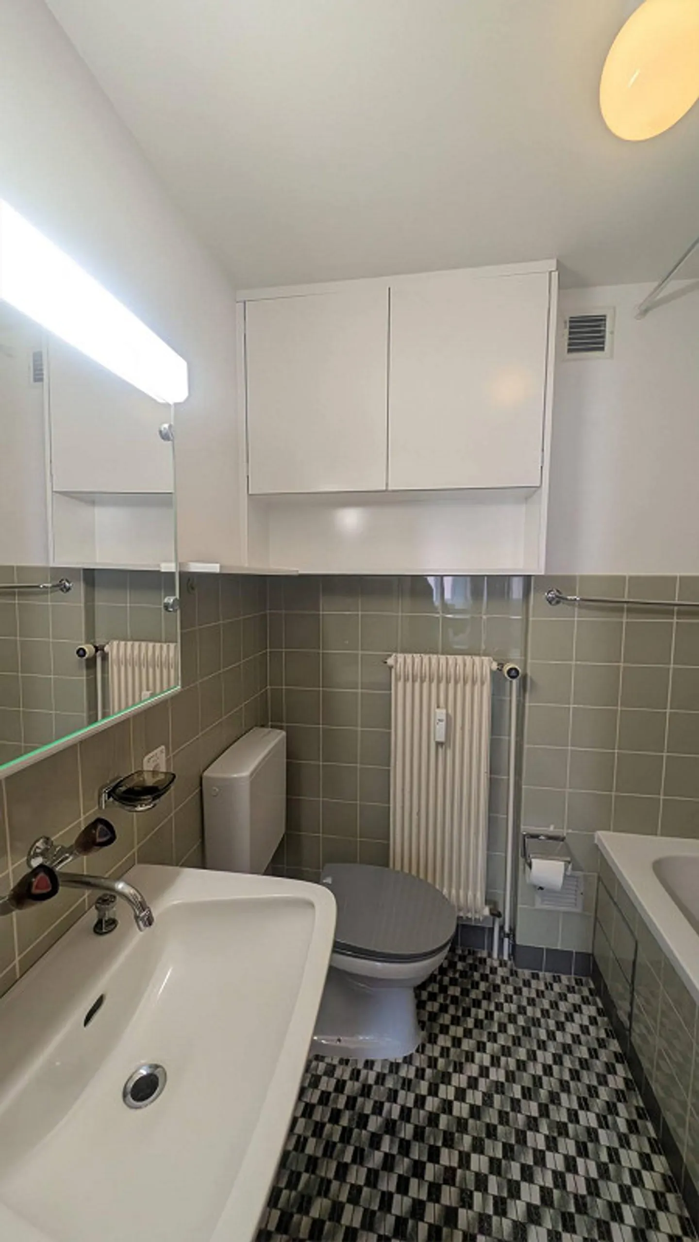 Appartement sous les combles charmant avec cheminée et balcon vitré - Photo 6 sur 7