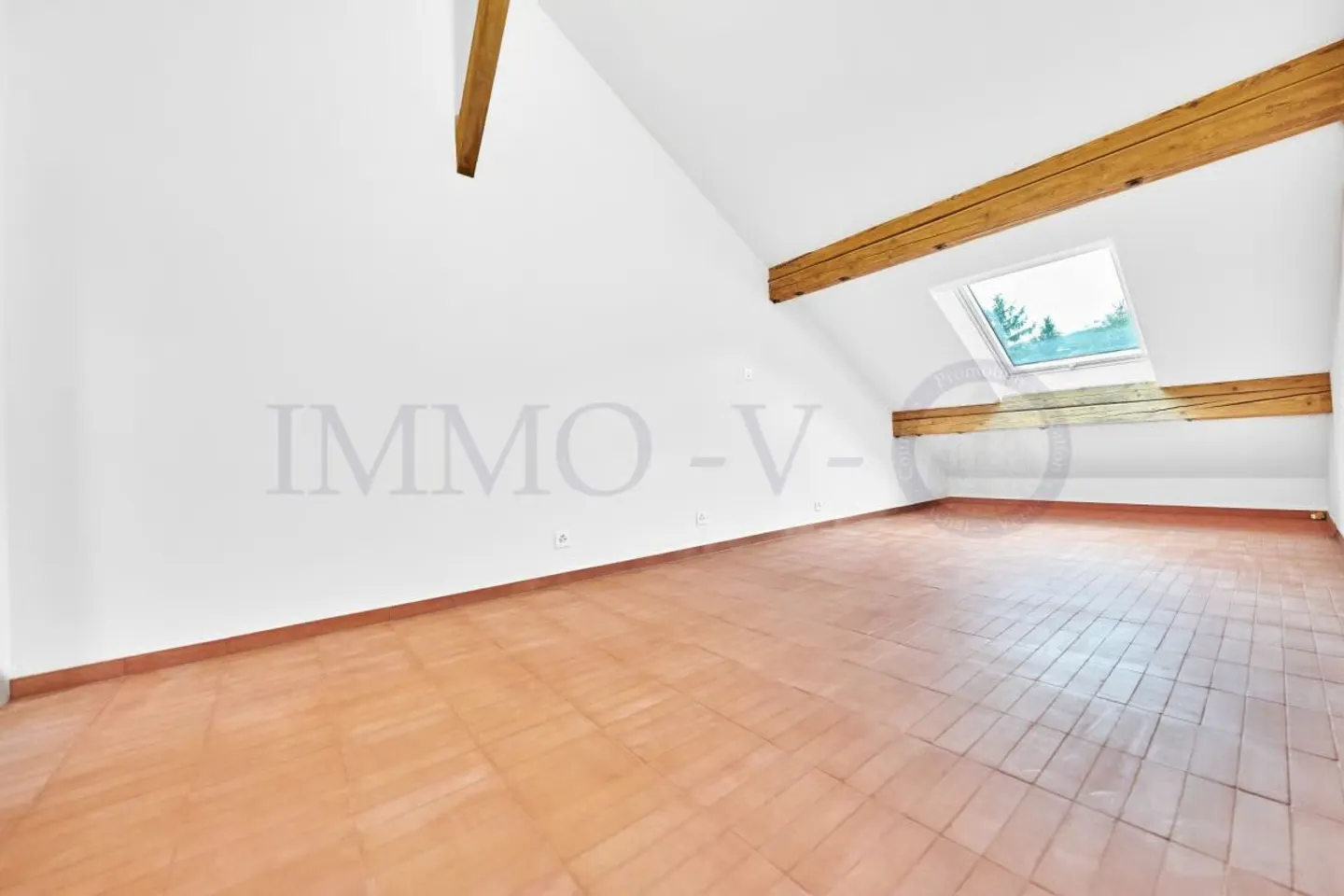 SPACIOUS RENOVATED PENTHOUSE WITH IDEAL LOCATION - Photo 8 of 10