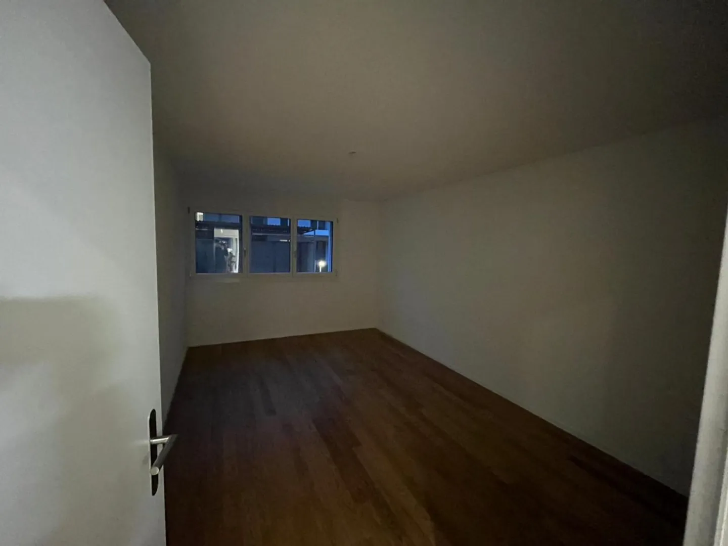 Zu vermieten - Neuwertiges 3.5-Zimmer-Apartment mit Garten in Avenches - Foto 7 di 13