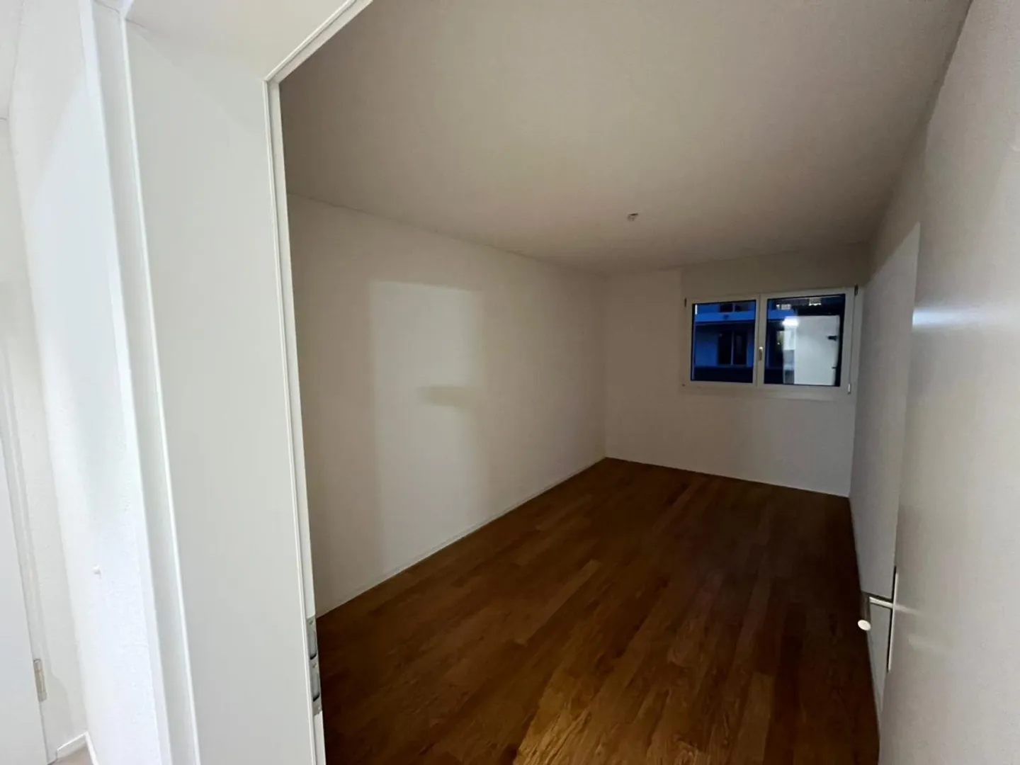 Zu vermieten - Neuwertiges 3.5-Zimmer-Apartment mit Garten in Avenches - Foto 11 di 13