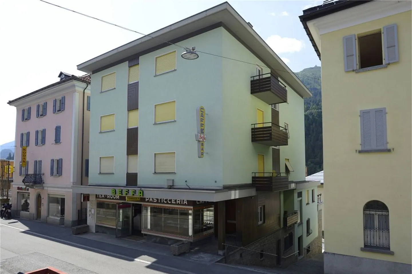 Pâtisserie, laboratoire et 4 appartements - Photo 2 sur 14