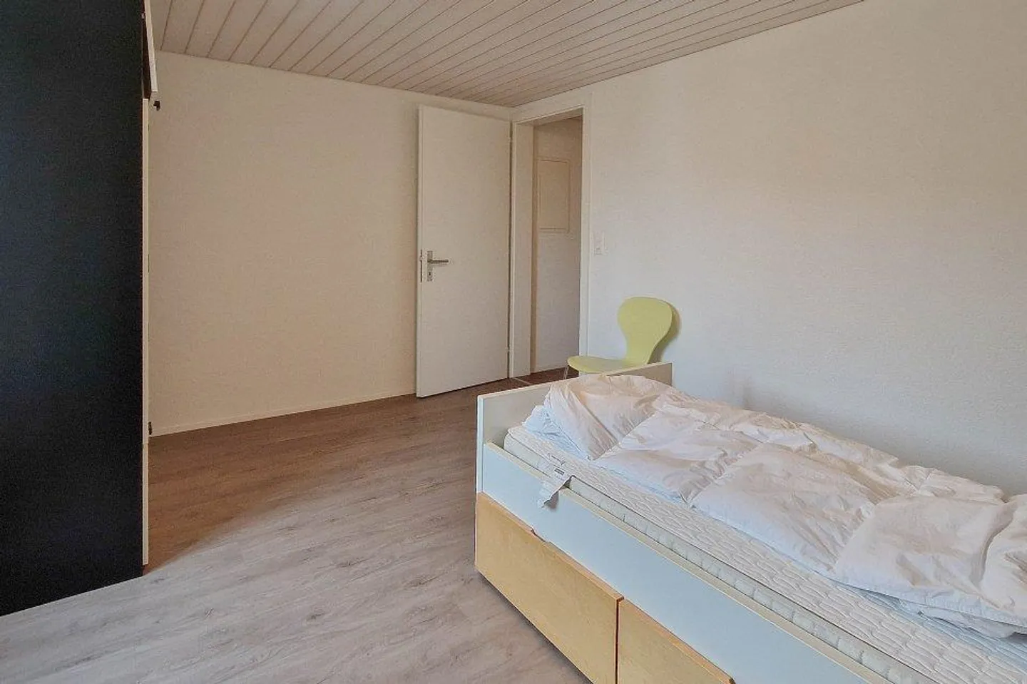 Cozy 2.5 Room Apartment in the Old Village Center - Photo 8 of 11