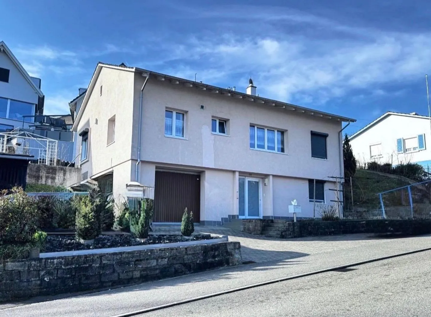 Maison individuelle de 4,5 pièces avec terrain de 580 m², garage et beaucoup de potentiel - Photo 1 sur 24