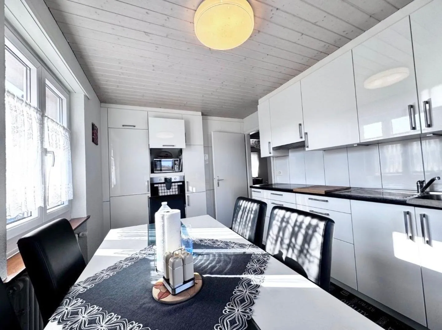 Maison individuelle de 4,5 pièces avec terrain de 580 m², garage et beaucoup de potentiel - Photo 2 sur 24