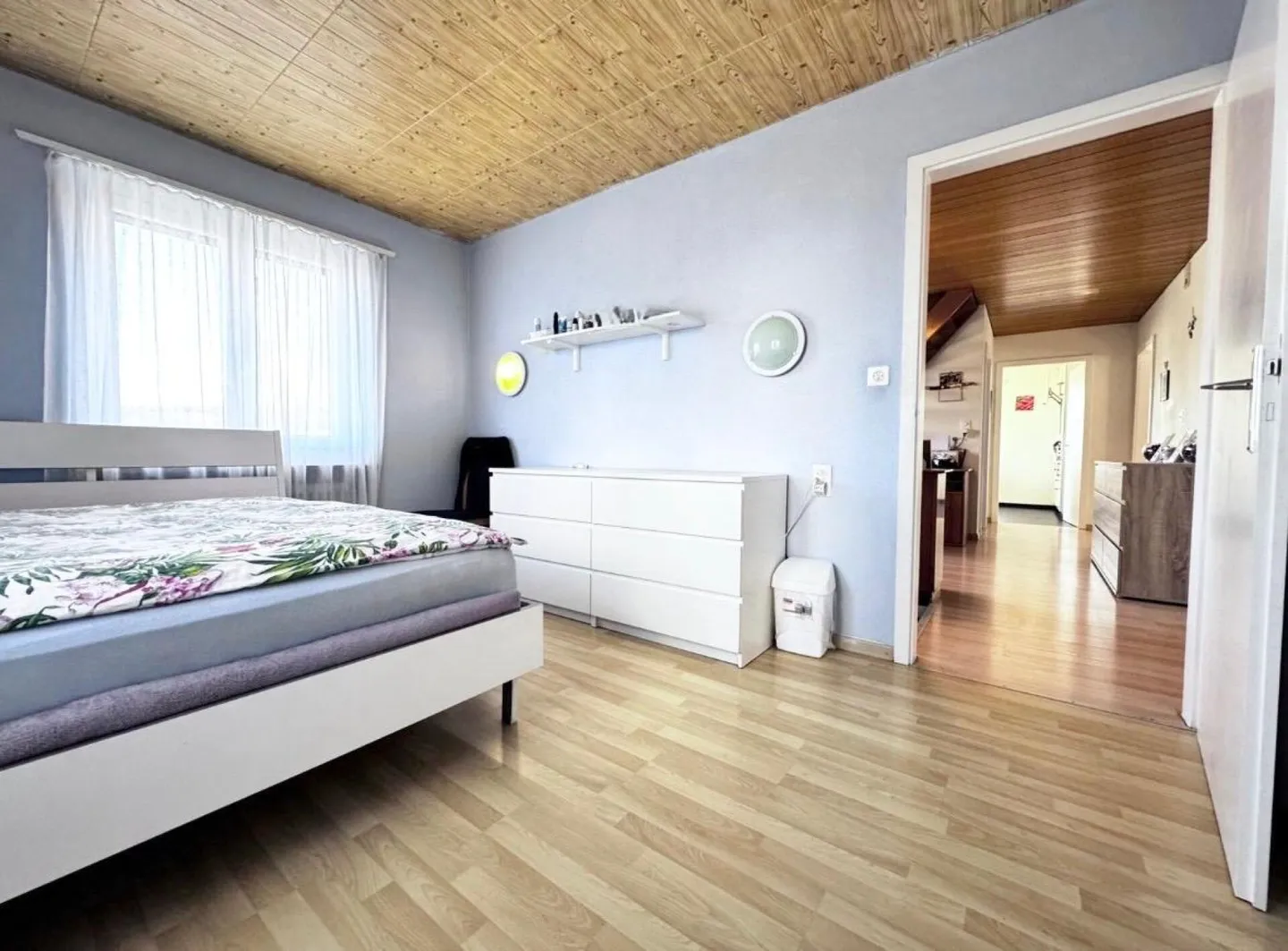 Maison individuelle de 4,5 pièces avec terrain de 580 m², garage et beaucoup de potentiel - Photo 6 sur 24
